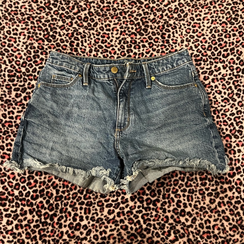❀ universal thread distressed shorts❀